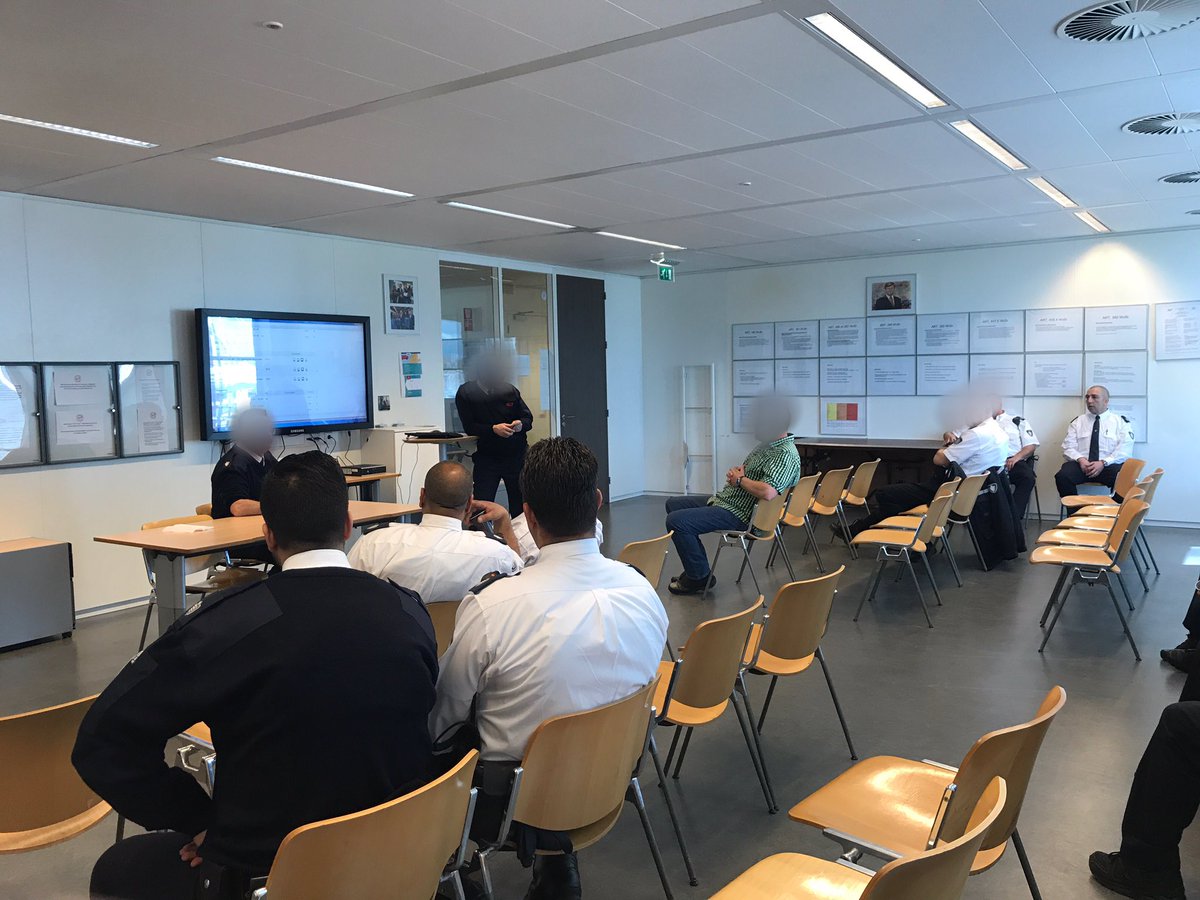 RET_controle's tweet image. Vandaag staat het grootste deel in het teken van de bekerwedstrijd #azvit #crowcontrol voor supporters met kaart is het vervoer gratis ^MB