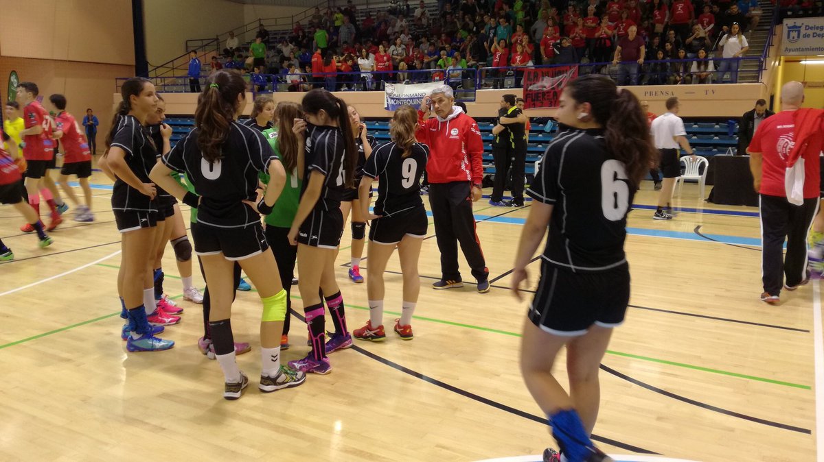 BM_Roquetas's tweet photo. No pudo ser, @BM_Roquetas SUBCAMPEÓN DE ANDALUCÍA tras caer ante @CBMaravillas por 34-29 en la final del #cadeba2017CF #orgulloRojillo https://t.co/s4Rm3KeNxX