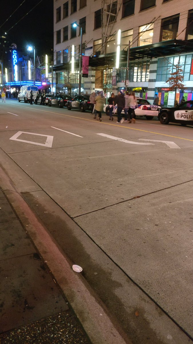 mhuge12's tweet photo. Out in full force tonight! https://t.co/1uYaVuRlEb