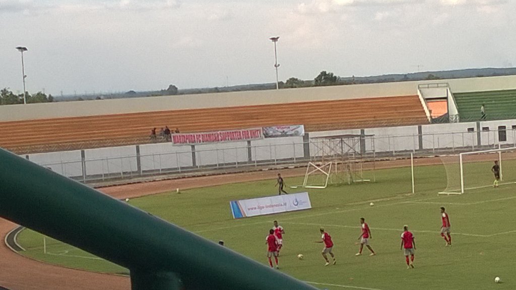 Kontras, bagaimana ini <a href="/MonsterMFC/">MONSTER</a> <a href="/southgate09mfc/">South Gate Boys</a> ?