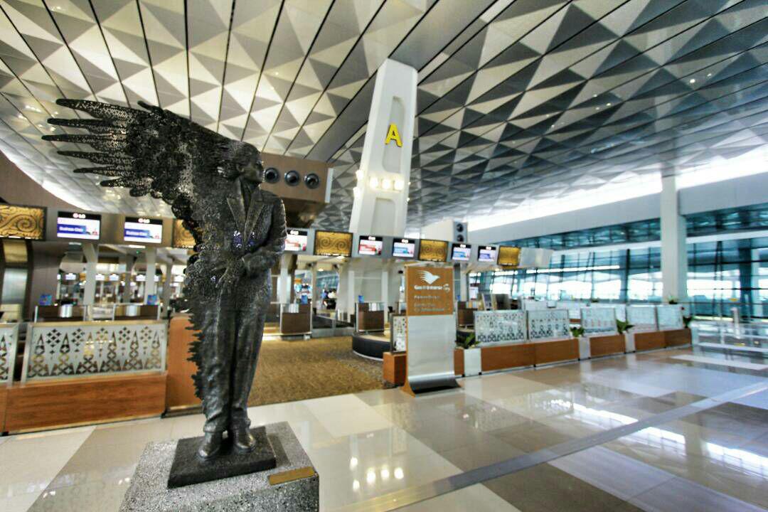 try_budi's tweet photo. Karya seni yang memanjakan mata dan menambah keindahan di Terminal 3 Internasional #OpeningT3International https://t.co/XXgDZg5edo