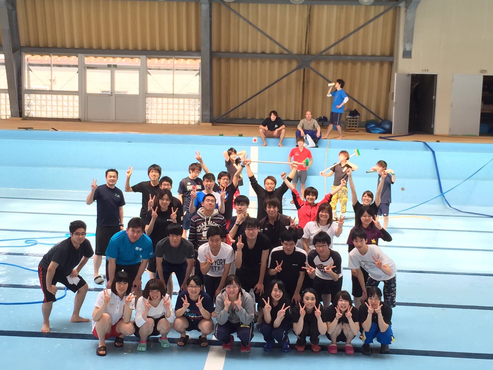 弘前大学水泳部 Hust 本日はプール掃除でした 夏に使用する学園町プールを ピカピカにしました 弘前大学水泳部 Hust 本日はプール掃除でした 夏に使用する学園町プールを ピカピカにしました