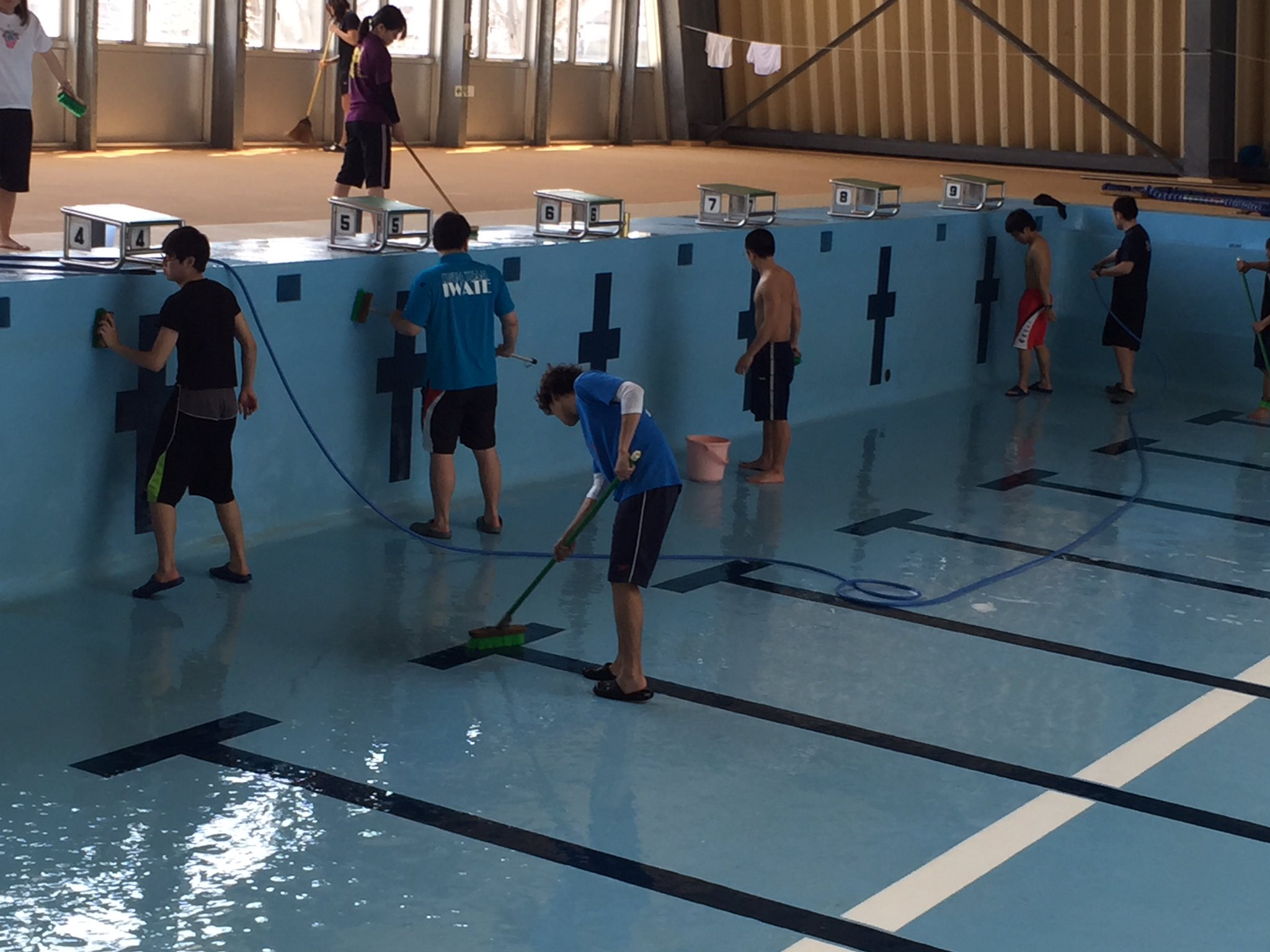 弘前大学水泳部 Hust 本日はプール掃除でした 夏に使用する学園町プールを ピカピカにしました 弘前大学水泳部 Hust 本日はプール掃除でした 夏に使用する学園町プールを ピカピカにしました