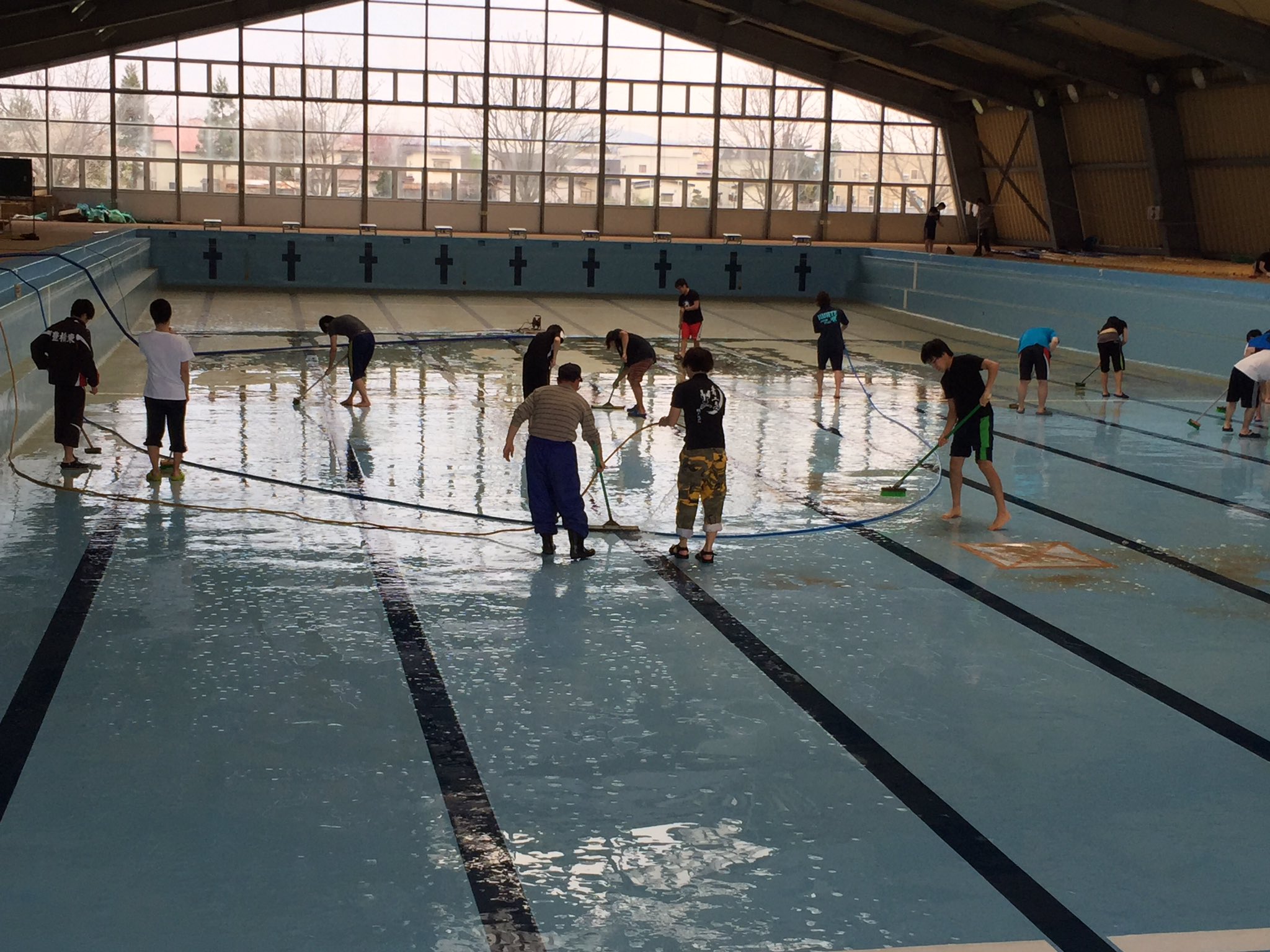 弘前大学水泳部 Hust 本日はプール掃除でした 夏に使用する学園町プールを ピカピカにしました 弘前大学水泳部 Hust 本日はプール掃除でした 夏に使用する学園町プールを ピカピカにしました
