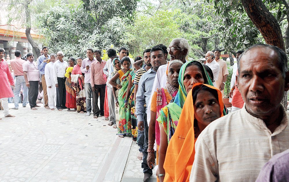 आज दो दिवसीय गोरखपुर प्रवास के दौरान गोरखनाथ मंदिर परिसर स्थित आवास पर लोगों की समस्याएं सुनीं ।