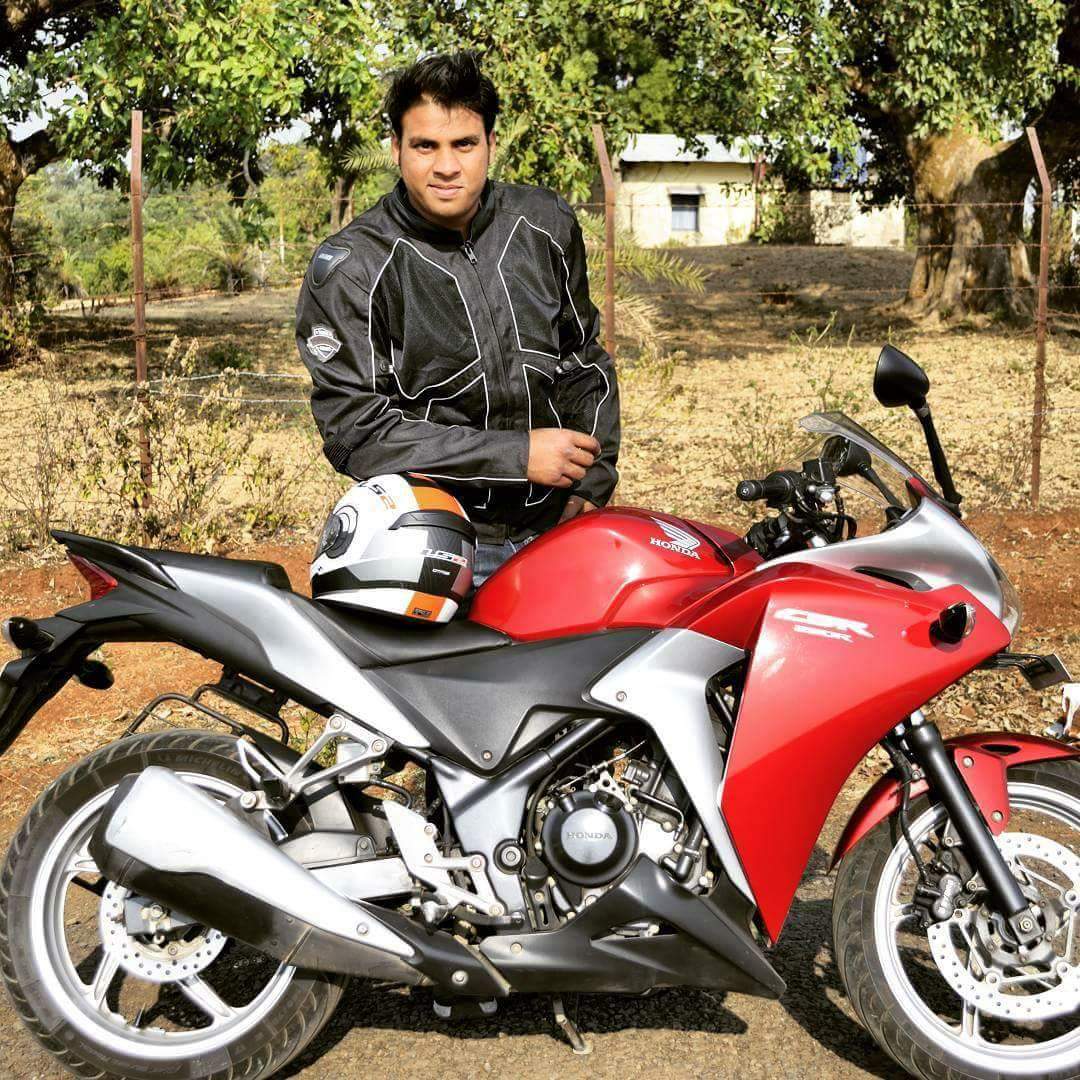 Bikinghood's tweet photo. Arjun Bhele from Amravati during a pitstop during his hot ride,keeping him cool n protected is BB SPITI Jacket.
Keep Riding,Keep Living bro. https://t.co/URCVcYyu8b
