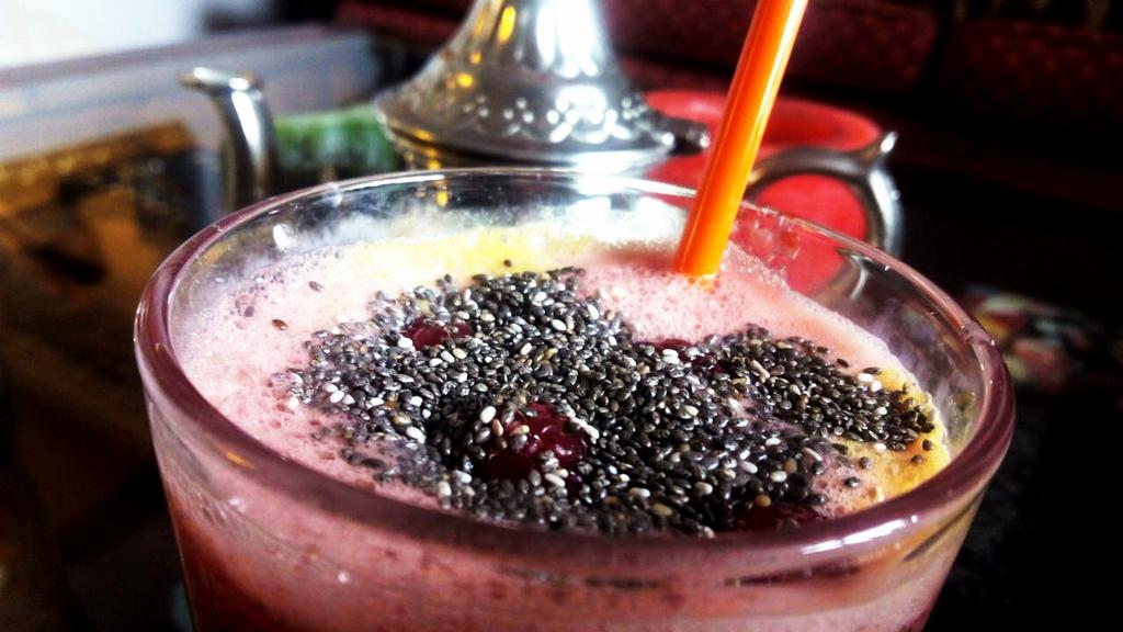 artbcn's tweet photo. #artbcnFOOD #artbcnPICS • #SUNDAY #detox #smoothy #breakfast • #watermelon #apple #strawberry #raspberry #blueberry #lemon peel + #ChiaSeeds https://t.co/y4spKeWdeN