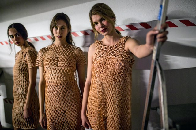 swissinfo_es's tweet image. La ropa impresa en 3D es muy rígida. El objetivo es que sea tan agradable al tacto como la seda 
s.swissin.fo/ypPU3hV #moda3d #fashion3d