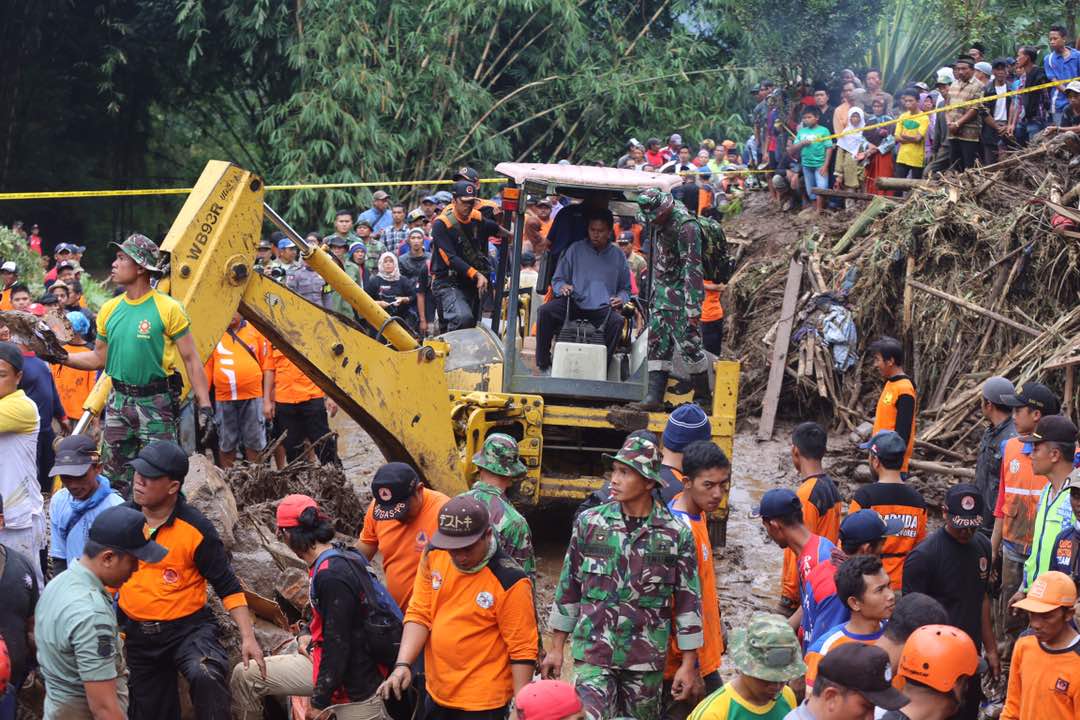 humasjateng's tweet photo. Sekitar 600 relawan Magelang, Temanggung, &amp; Klaten membantu evakuasi korban bencana banjir bandang di Ds. Sambungrejo,Grabag, Kab. Magelang https://t.co/xMfPCx84ml
