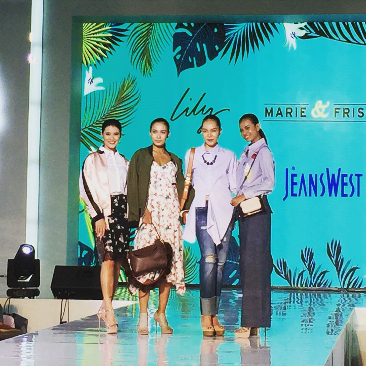 Meriahnya fashio show Spring - Summer Fun by @sogo_ind di #JFFF2017 🌿🌴☀️😎