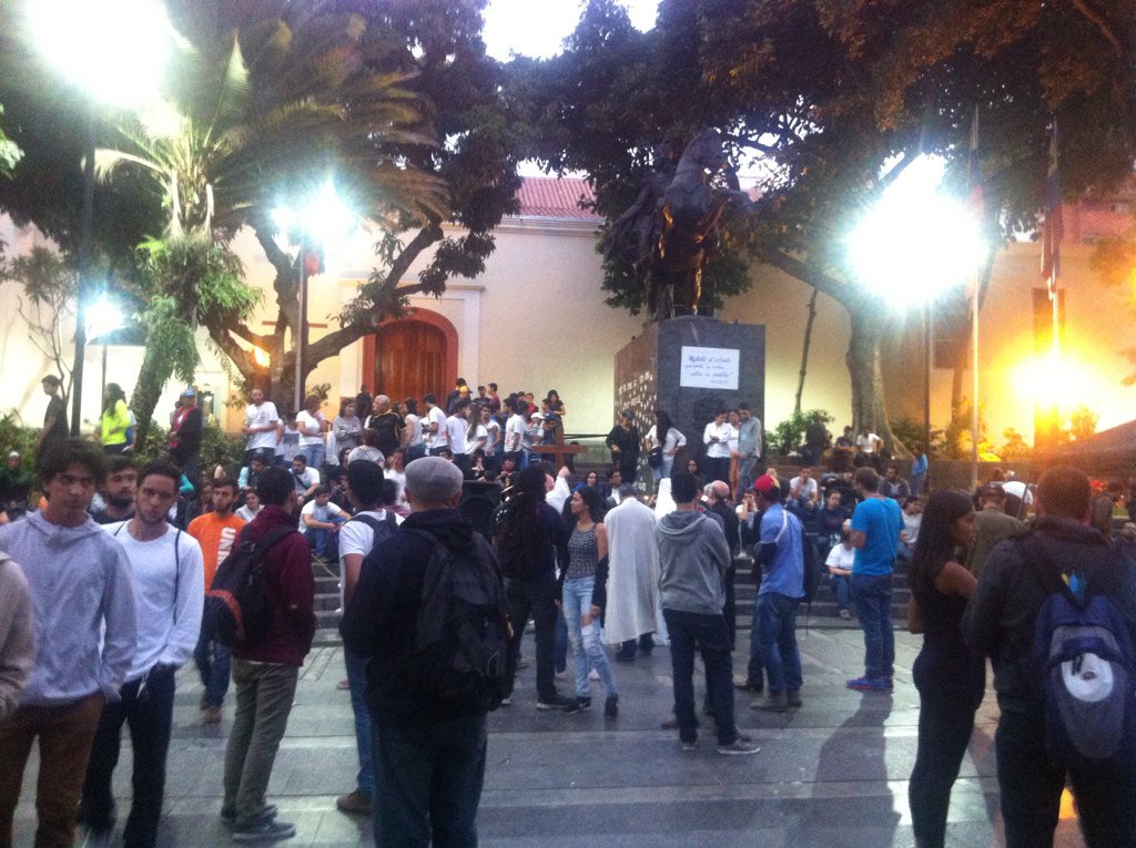 ConejeroC's tweet photo. Ya son las 6:09am. Lo logramos, vencimos la noche. Más de 12 horas de vigilia en la Plaza Bolivar de Chacao. https://t.co/srCWVzSpw3