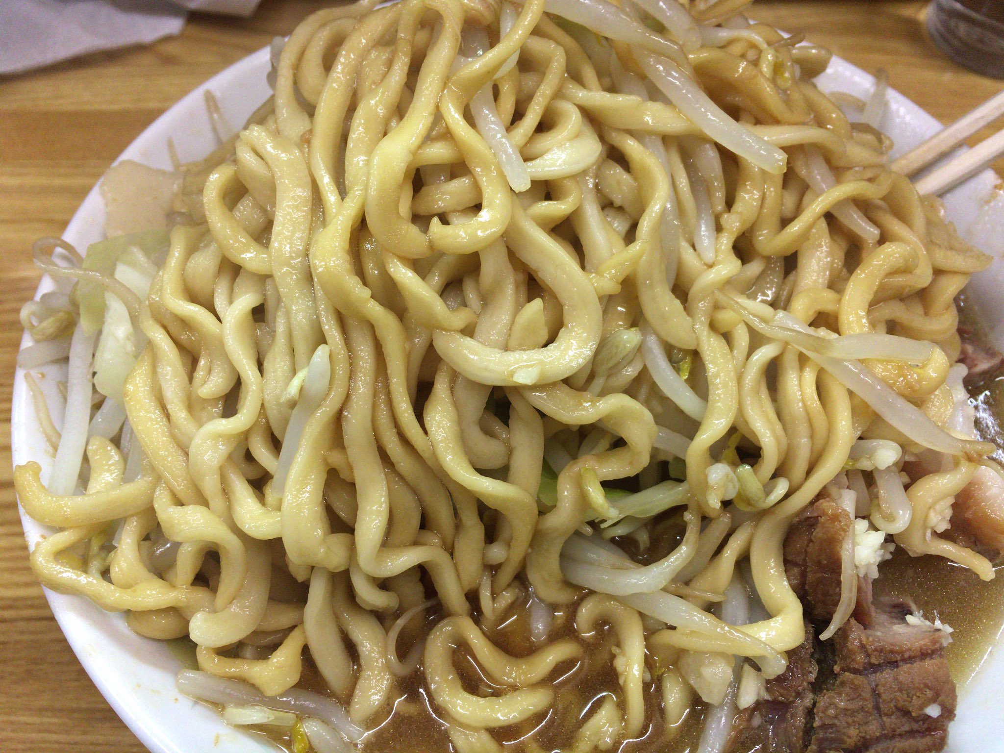 ジロリアン陸 ラーメン二郎赤羽店 閉店 初めて食べた二郎が松戸時代のあの蝶野似の店主さんの二郎 蝶野さんの威圧感による緊張感と静寂に包まれる店内で残したら殺されると思って必死に食べきった19歳 こんなに好きになってしまうとは お疲れさま
