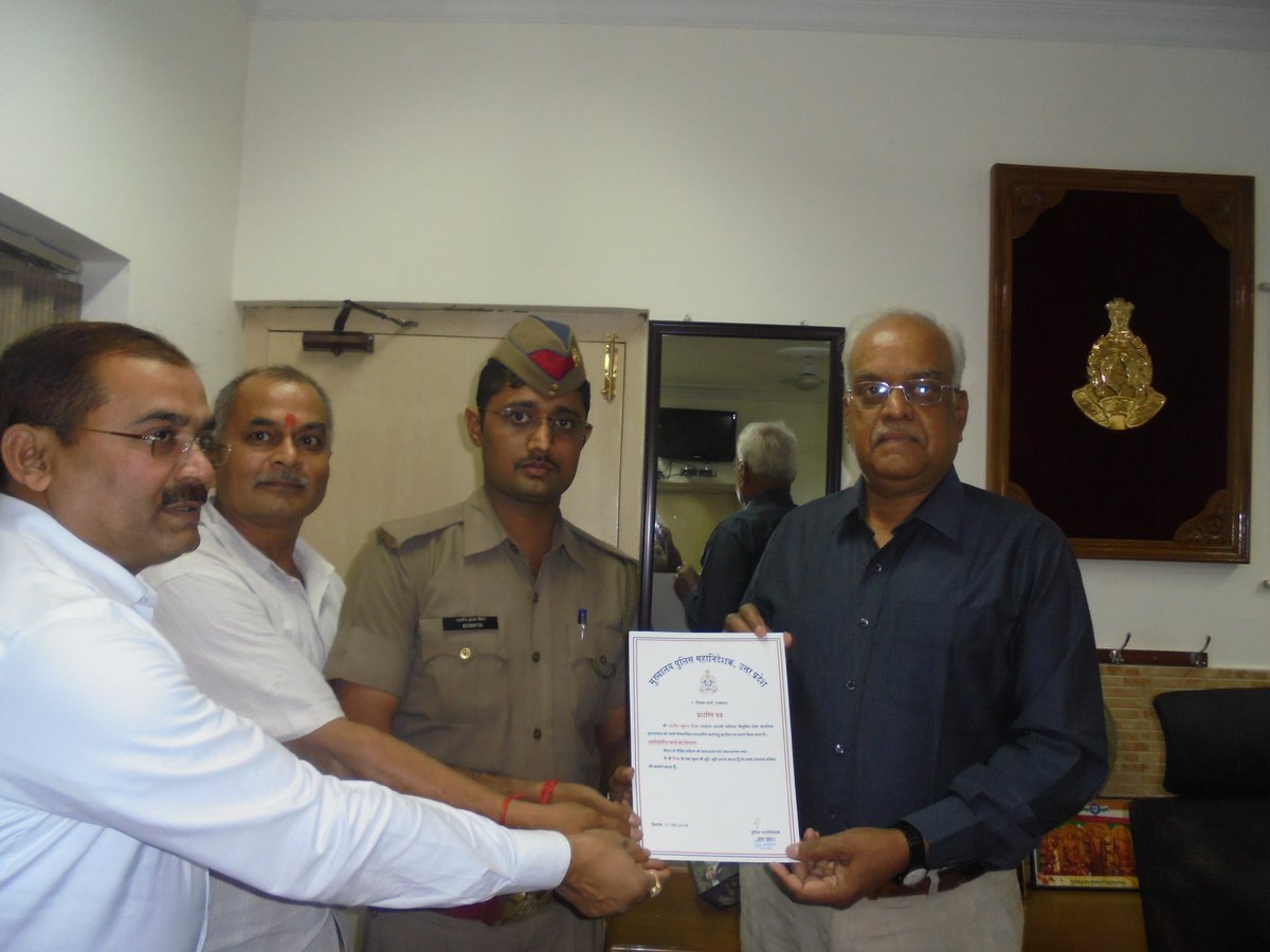 Raj_1516's tweet image. DIG इलाहाबाद सर ने आज DGP सर द्वारा दिए हुए प्रशस्ति पत्र से इस सिपाही को किया सम्मानित @upcoprahul @Uppolice @SpecialCoverage @DehalManzil