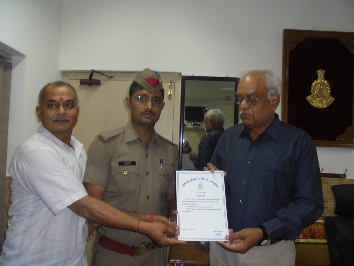 Raj_1516's tweet image. DIG इलाहाबाद सर ने आज DGP सर द्वारा दिए हुए प्रशस्ति पत्र से इस सिपाही को किया सम्मानित @upcoprahul @Uppolice @SpecialCoverage @DehalManzil