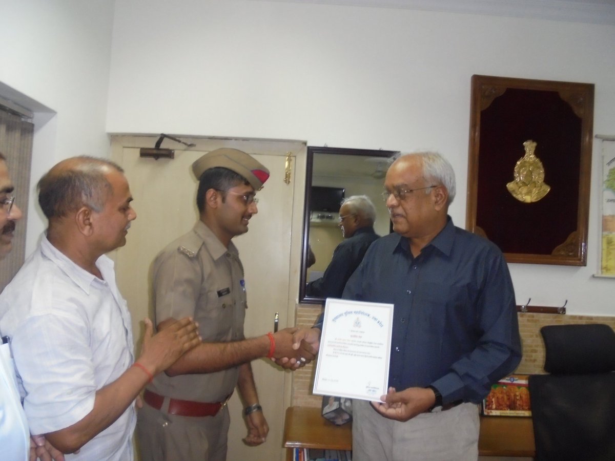 Raj_1516's tweet image. DIG इलाहाबाद सर ने आज DGP सर द्वारा दिए हुए प्रशस्ति पत्र से इस सिपाही को किया सम्मानित @upcoprahul @Uppolice @SpecialCoverage @DehalManzil