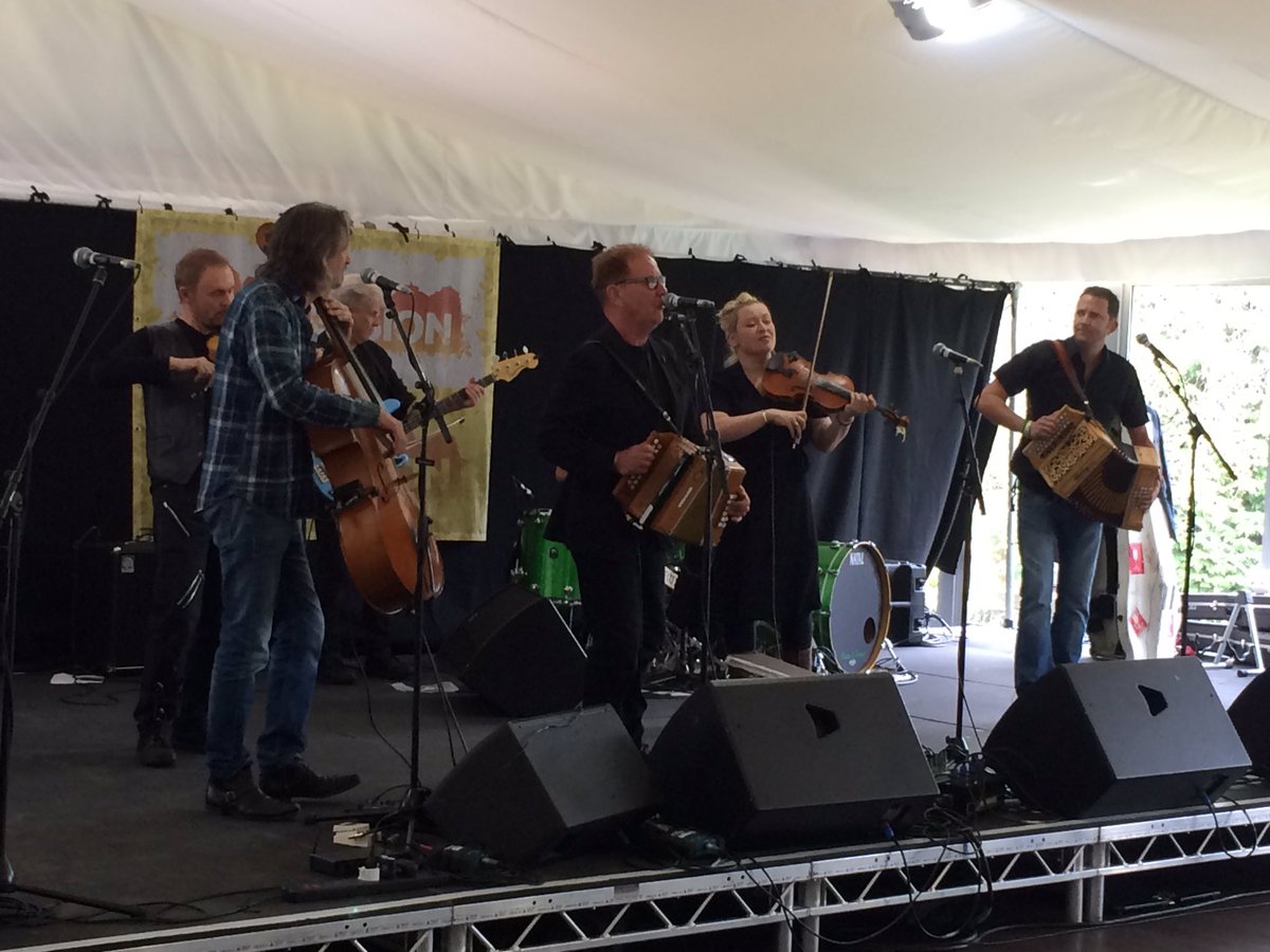 TanjaBarwell's tweet image. Fab ceilidh afternoon with @Oysterband1 @elizacarthy @smileysaul @BigSessionFest