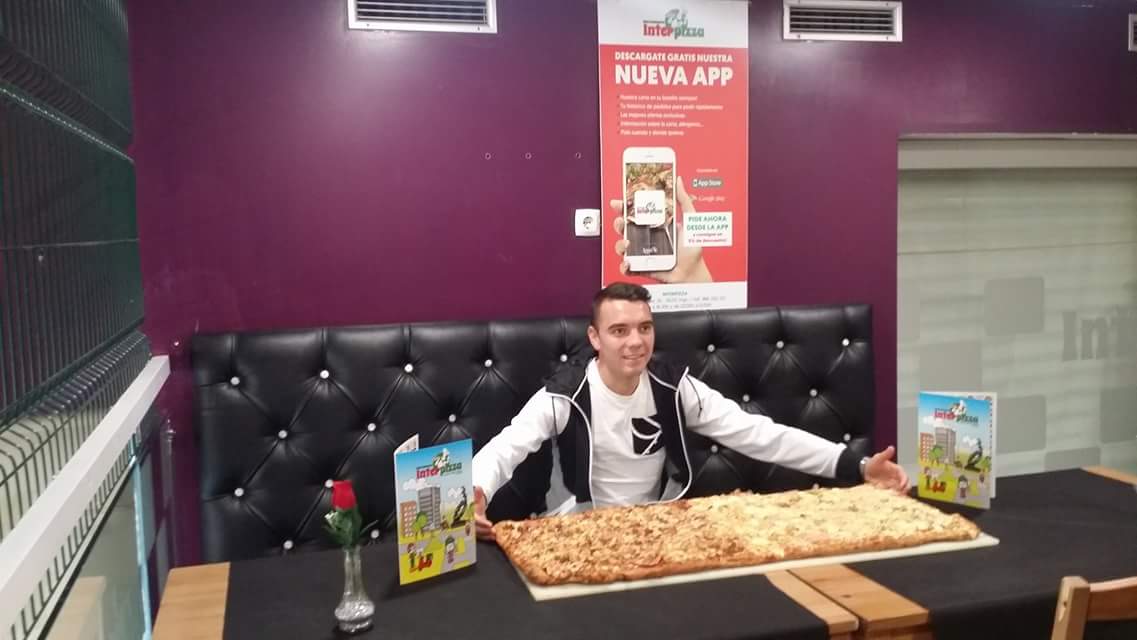 Interpizzas's tweet photo. El gran @aspas10 probó nuestra BigPizza XXL! Retuitea, síguenos y gana una BigPizza para ti y 5 amigos! Daremos ganador el 15 de Mayo! https://t.co/ThY17qqKaD