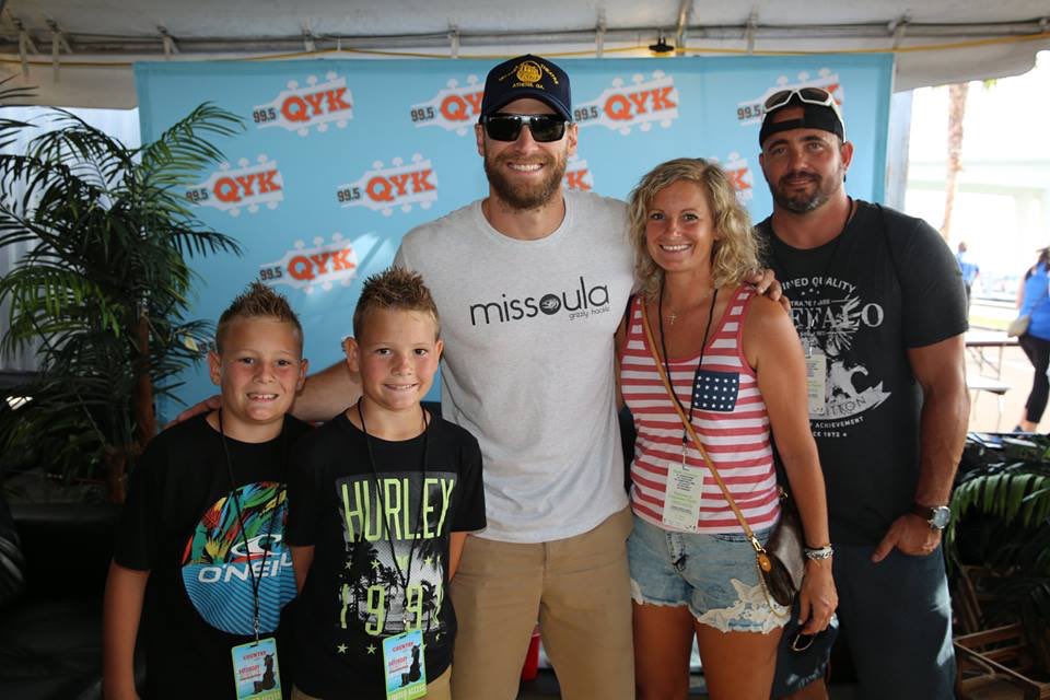 @ChaseRiceMusic so nice to meet u! Awesome concert as always! Ur biggest twin boy fans had the best night ever! #FunNCountry #Merica 🤙🏼✌🏼🇺🇸🎸