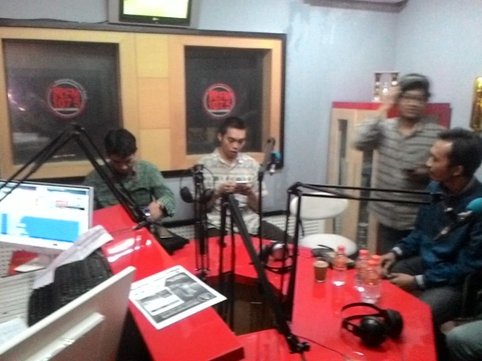 Pantengin PRFM radio 107,5 fm sekarang..