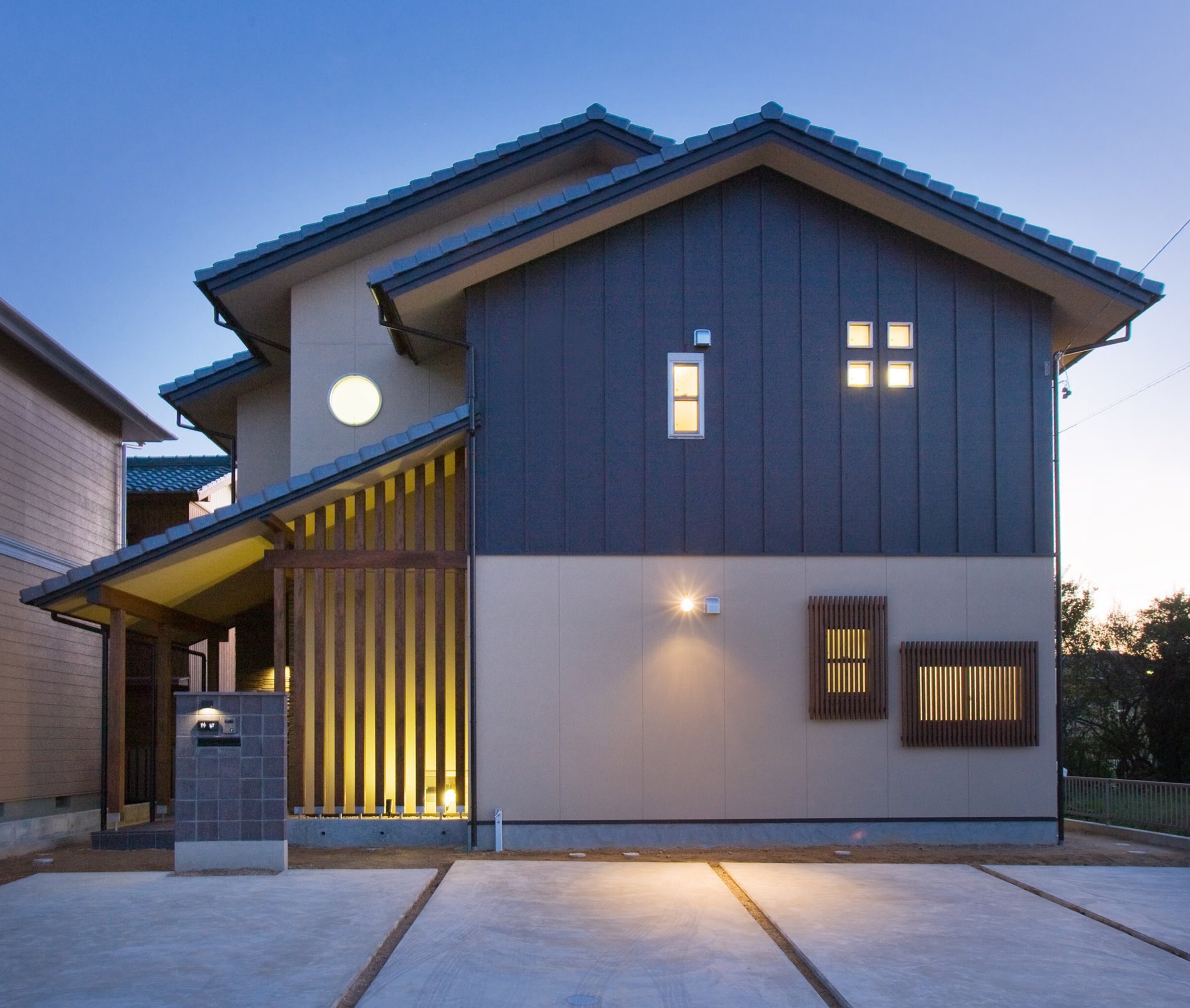 住宅設計事務所 I U 建築企画 在 Twitter 上 小鷹野の家 和風モダン住宅 何層もの切妻屋根とファサードの大胆な片流れ屋根がモダンであり重厚感のある和風スタイルのデザインです 和風 おしゃれなマイホーム 設計作品 設計事務所 建築家とつくる家づくり