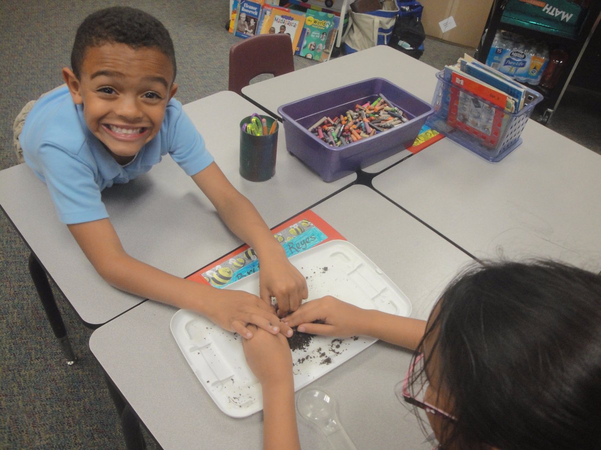 ReynaHMQ's tweet photo. During Science we are revisiting what we have learned about soils and their characteristics. #HMQ2017 https://t.co/I1mhfyqOlx