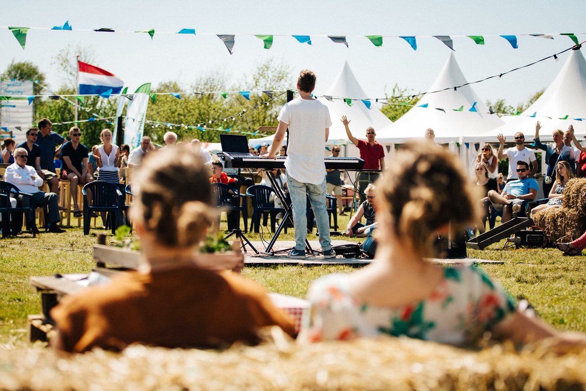Heerlijk weertje vandaag! Een jaar geleden was het ook volop genieten! Nog 3,5 week, wij hebben er zin in, jullie ook? #strandheemfestival