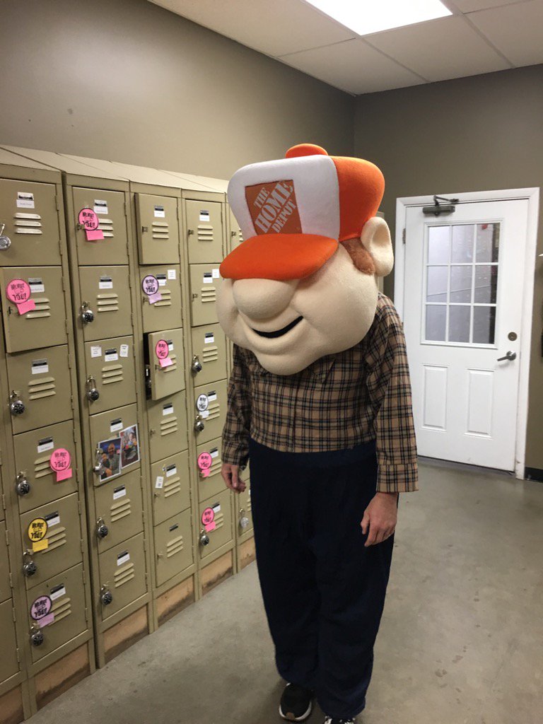 SteveD2771's tweet photo. Jeff showing some store spirit! https://t.co/UmYmfKY99v