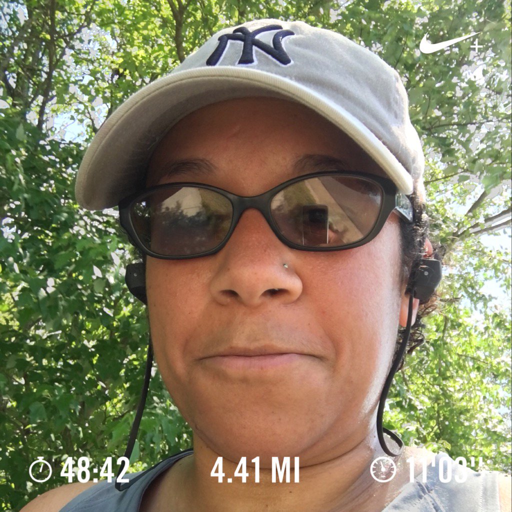 Jaroa's tweet photo. #Chasingmiles #Brooksrunning #MotherRunner #AppleWatch #runningismytherapy #Irunbyfaith #NikeRunClub it's HOT https://t.co/cNYH53LaR8