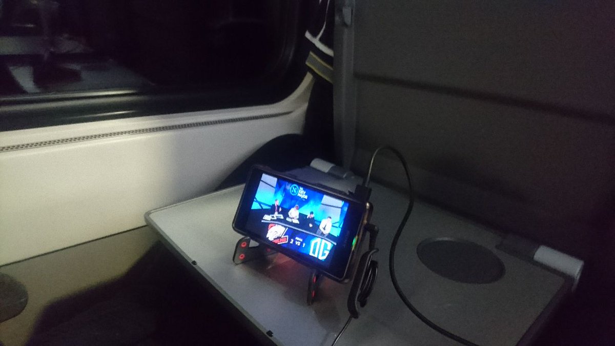 HeadRecord's tweet image. #kievmajor Даже в поезде болеем за VP