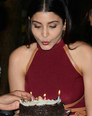 Anushka Sharma FC on Twitter: "#HappyBirthdayAnushkaSharma @AnushkaSharma 🎉🎂 May you always smile and rise higher. Here's wishing you a day as amazing as you are 😇💟👑… https://t.co/HQy6uW0O3Q"