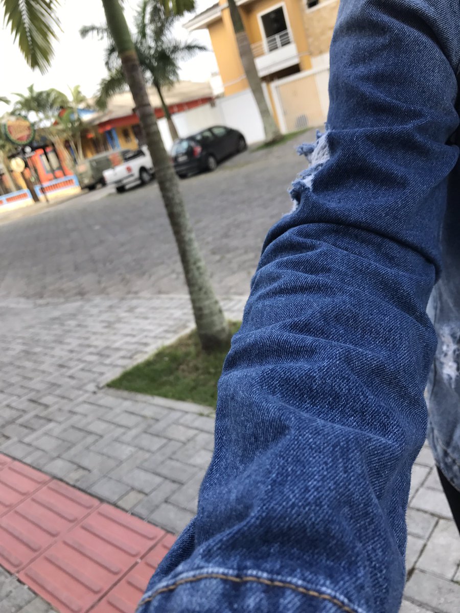 bibitatto's tweet photo. Amei esse casaco/blusa/não sei a diferença dos dois https://t.co/mOi7xt4JWn