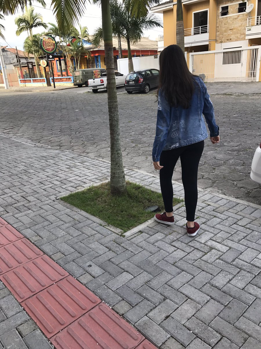 bibitatto's tweet photo. Amei esse casaco/blusa/não sei a diferença dos dois https://t.co/mOi7xt4JWn