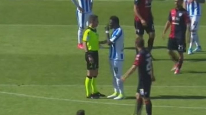 Muntari quiso parar el partido por cánticos racistas, el árbitro no aceptó su petición... ln.is/wepyx by #marca via <a href="/c0nvey/">Convey</a>