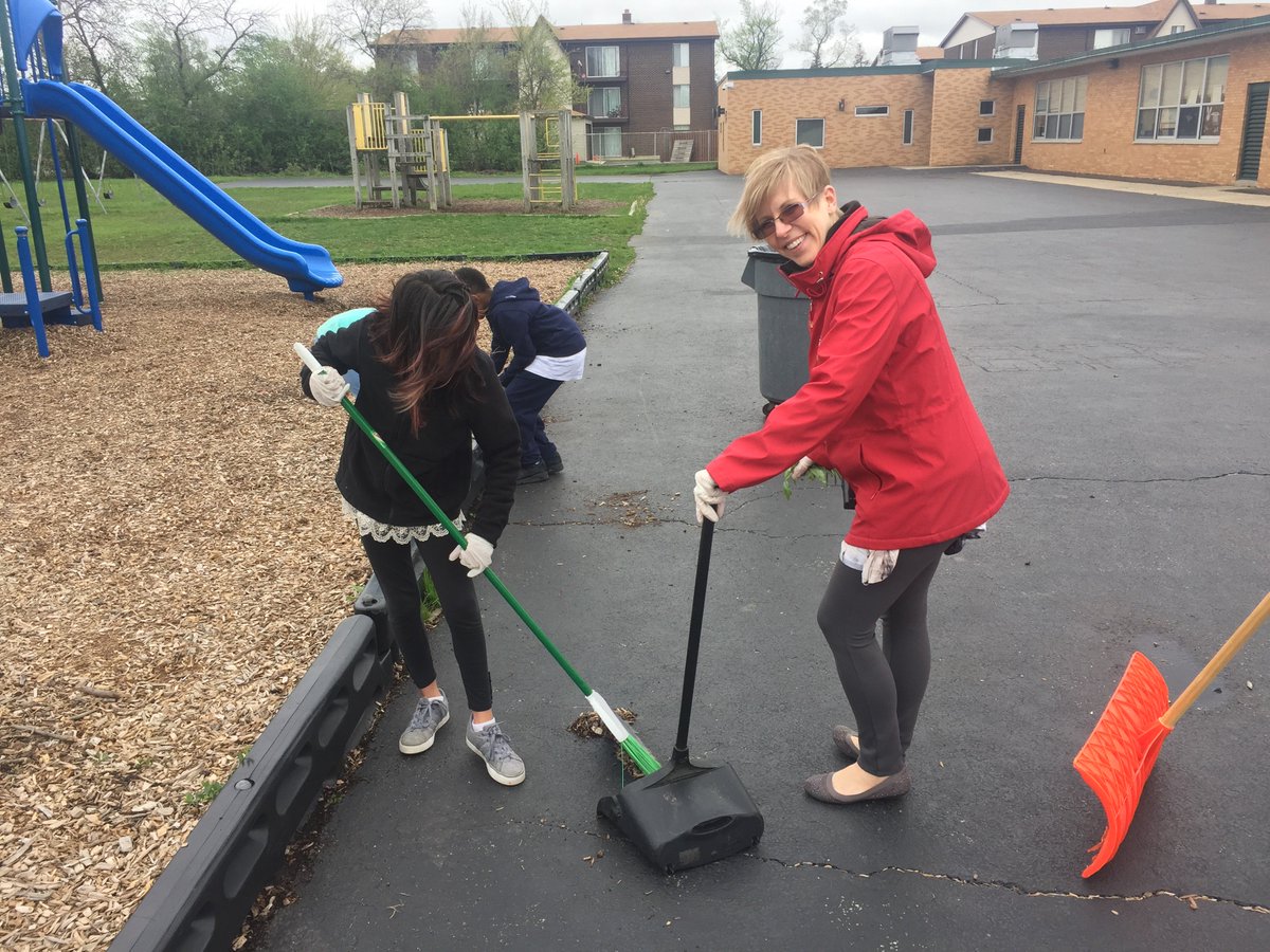 cmbennick's tweet photo. Student Council cleaning up the park https://t.co/sZEa4M2OJR