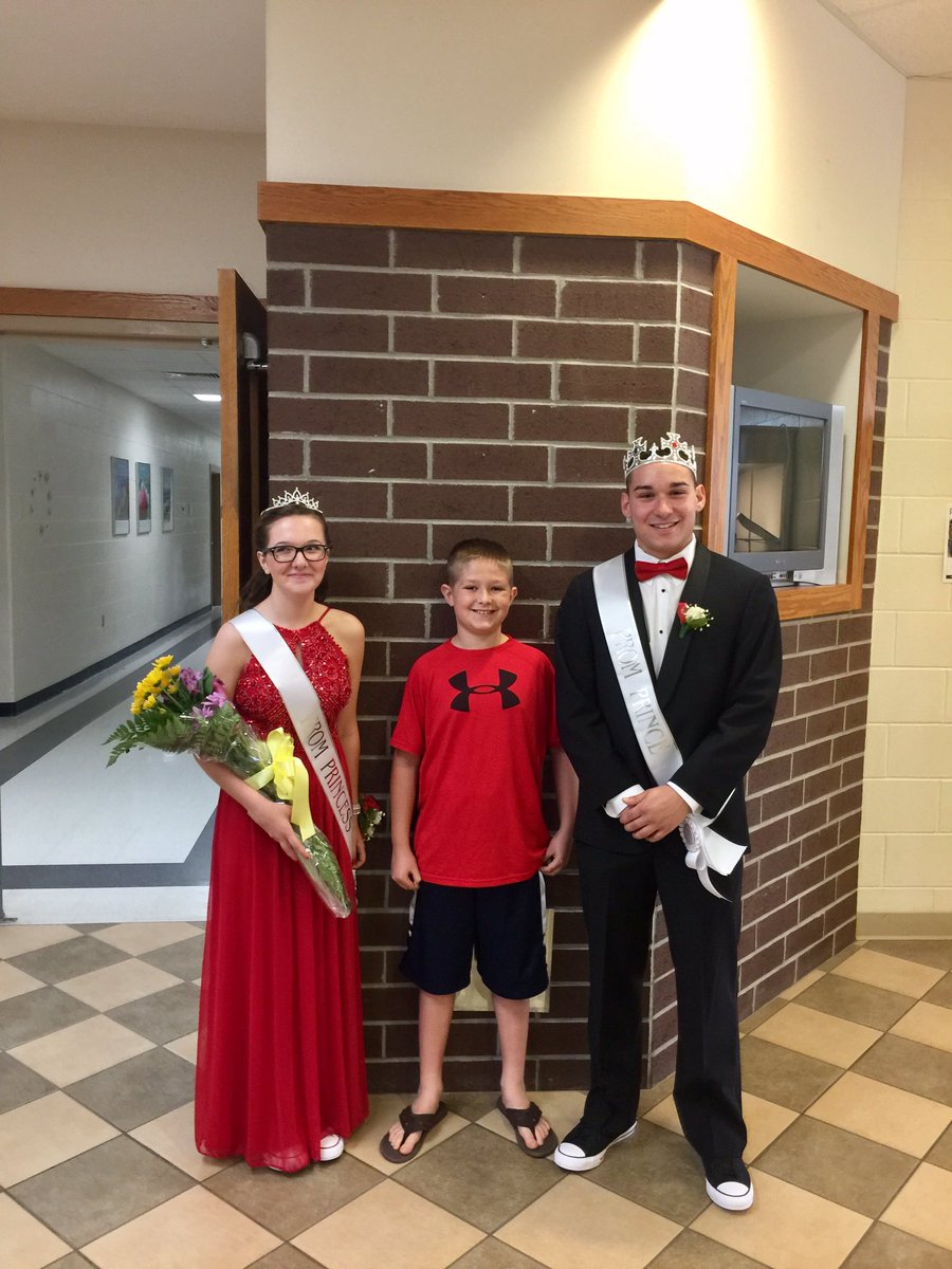 Samick_SOCS's tweet image. Future OVHS Patriot!  My little guy had to get in on the Prom fun, too!  He was a big helper during the voting.  #computerkid #socsowen