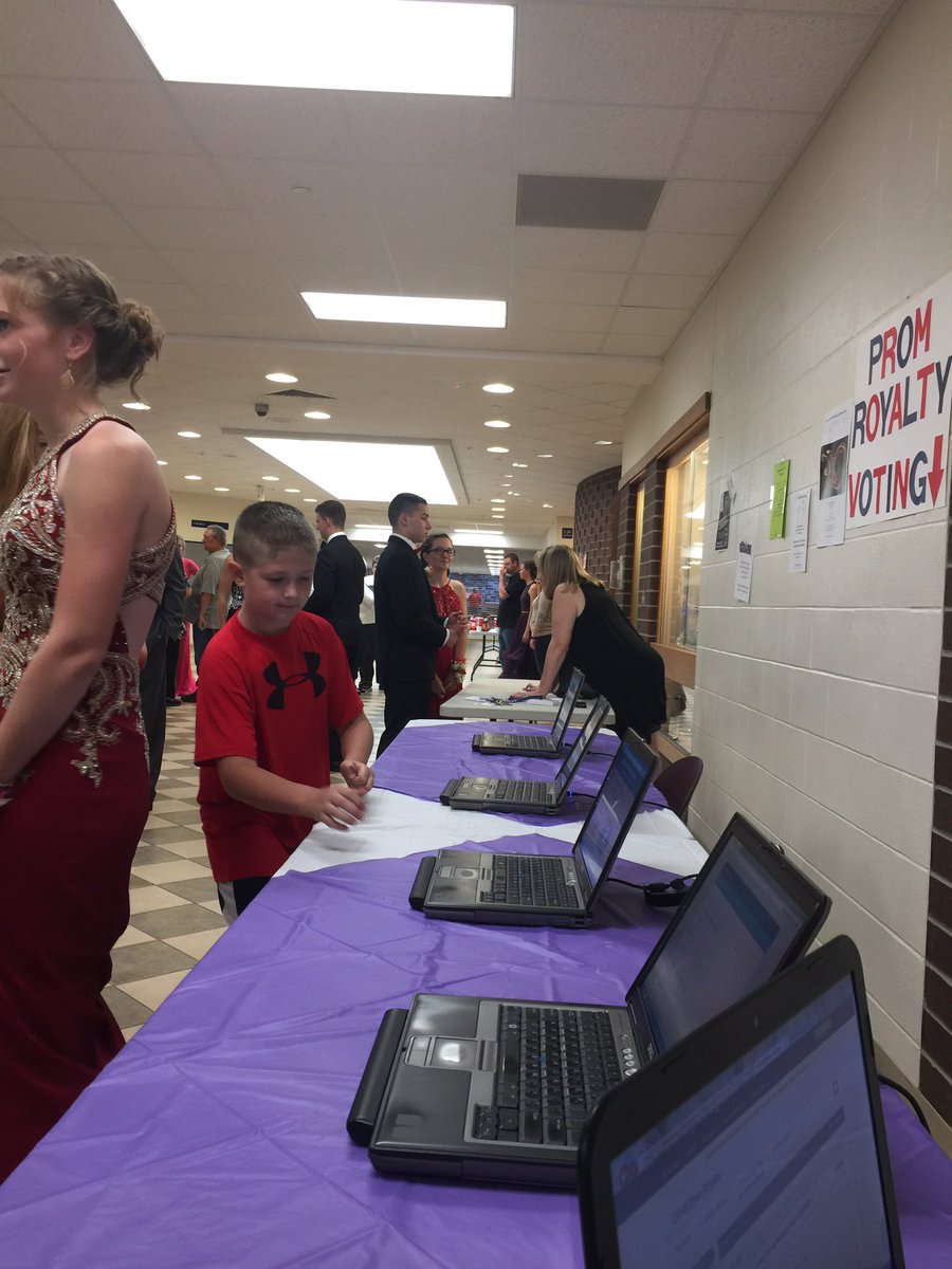 Samick_SOCS's tweet image. Future OVHS Patriot!  My little guy had to get in on the Prom fun, too!  He was a big helper during the voting.  #computerkid #socsowen