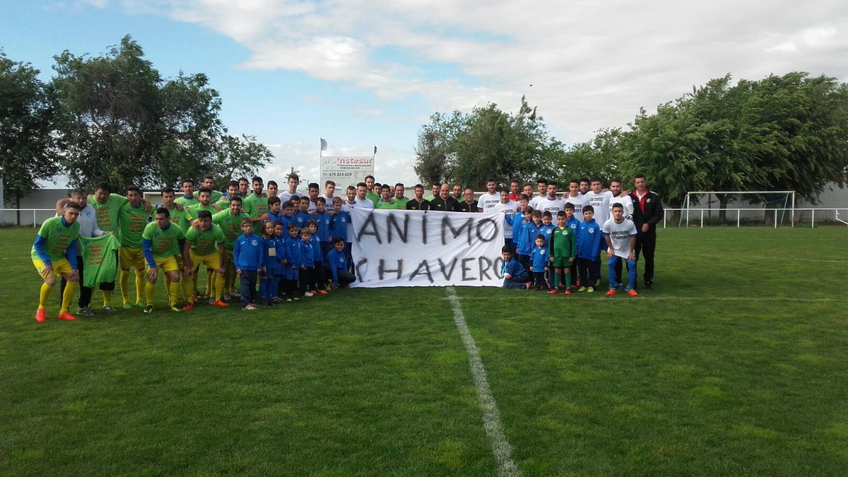 Idoble00's tweet photo. Los dos equipos juntos con camisetas en apoyo al amigo @Chaverino_4 gran persona y luchador va x ti amigo saldras de esta un.abrazo https://t.co/dT1g7obtR6