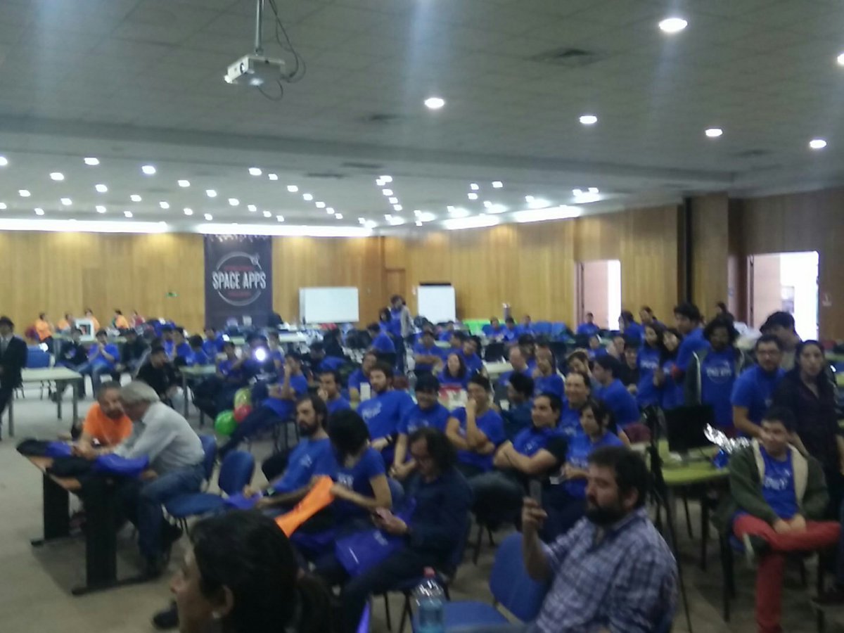 SpaceApps_CL's tweet photo. El público empieza a recibir los resultados de la premiación #SpaceApps_CL #spaceapps @inria_chile @InformaticaUSM @osmCL https://t.co/eUzvDH0hgg