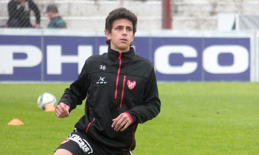En minutos juega #Boca con el debut de Gonzalo Maroni, nacido futbolisticamente en #Instituto. Crack.