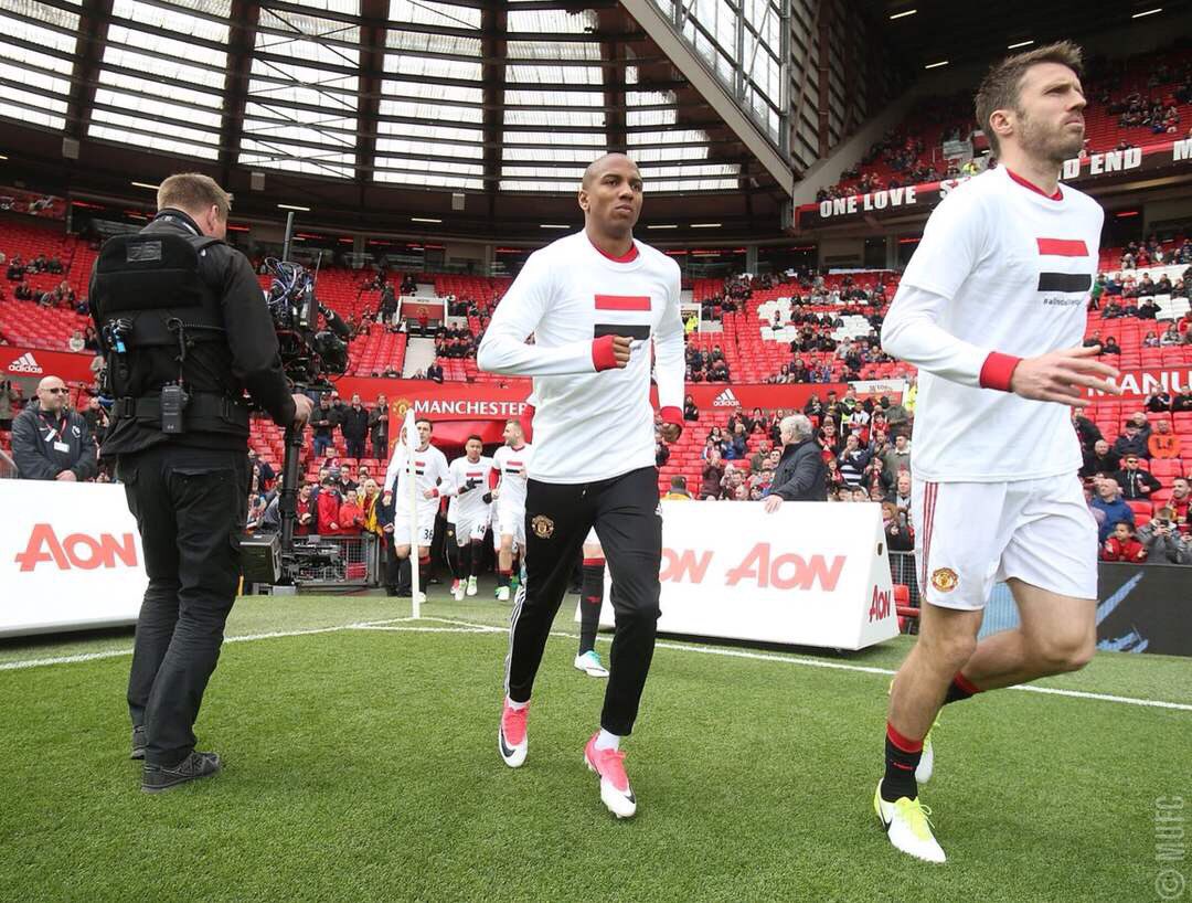 فريق مانشستر يونايتد يتضامن ممع الشعب اليمني ويدخل الملعب وعلم اليمن مطبوع على قميص كل لاعب