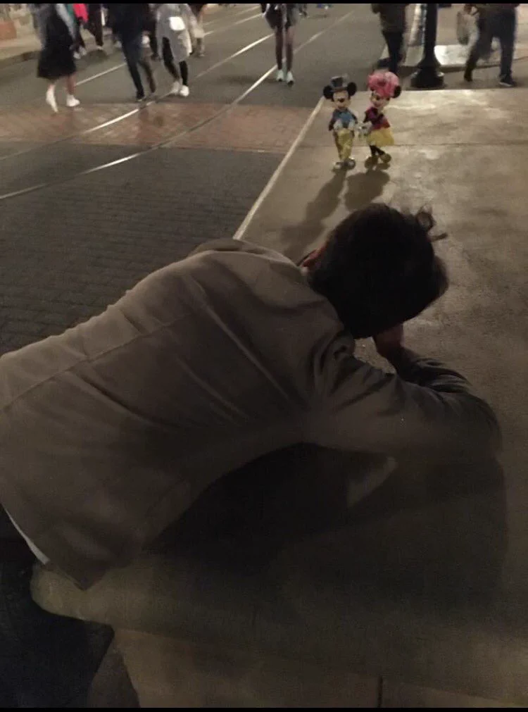こんな格好で撮ってるんだｗｗ綺麗に写ってる写真の裏ではこんな苦労がｗｗｗ