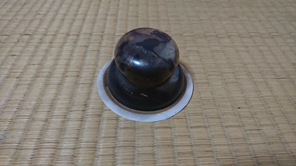 まっくろくろすけ並ｗ20年弱保存していた鏡餅が真っ黒過ぎて笑うｗｗｗ