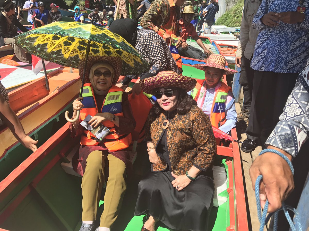 Pak JK dan Ibu Mufidah, mengunjungi obyek wisata Rammang2 Maros Sulsel @Kemenpar_RI