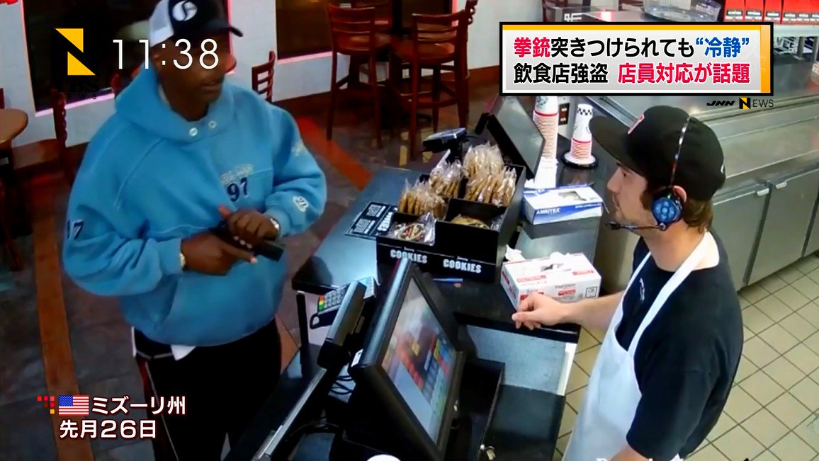 吉川仁衛 取り敢えず生きてます よーく見ると スライド 黒い覆いになってるもの とバレル 銃身 銀色 の間に金色の物が見えますよね これが実包 弾 でバレルの薬室 に装填されず挟まってます この状態をジャム 装弾不良 といいます もちろん 吉川仁衛 取り敢えず生きてます よーく見ると スライド 黒い覆いになってるもの とバレル 銃身 銀色 の間に金色の物が見えますよね これが実包 弾 でバレルの薬室 に装填されず挟まってます この状態をジャム 装弾不良 といいます もちろん
