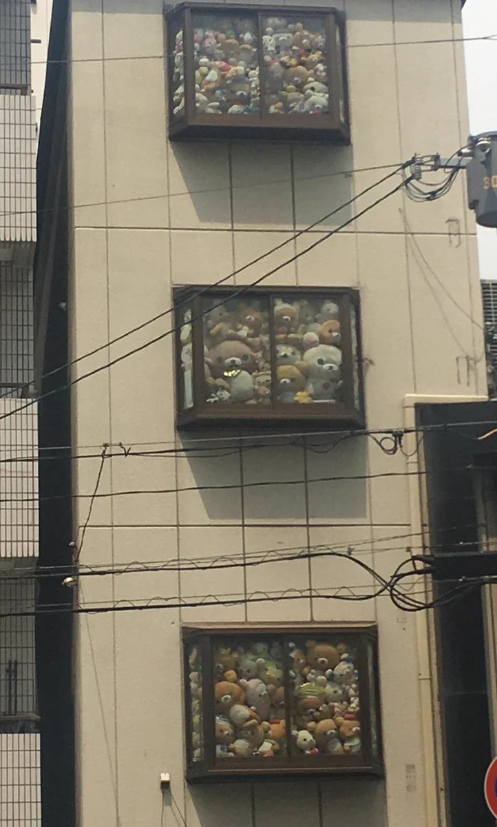 ちょっとした恐怖ｗｗリラックマの大群が窓からこちらを見ているｗｗｗ