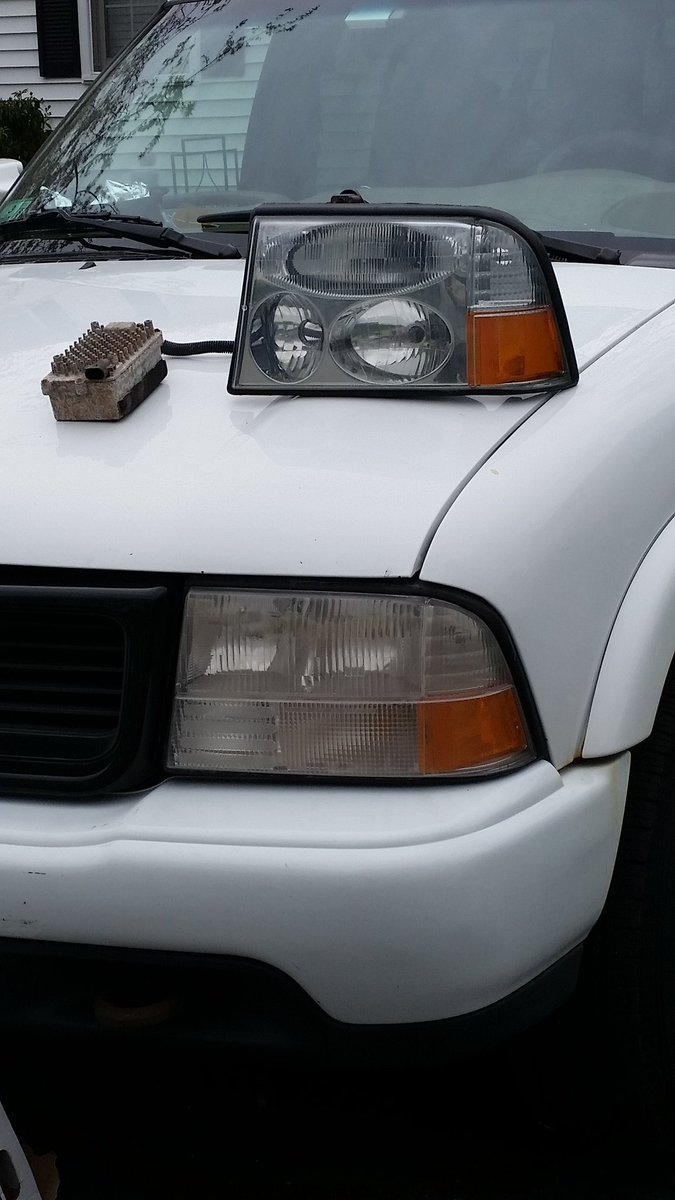 AngelsWithTails's tweet image. Check out what I'm selling on letgo! app.letgo.com/k8Mk/bQJyiqXBMC - Auto Parts Car ENVOY Headlight Halogen Front Left