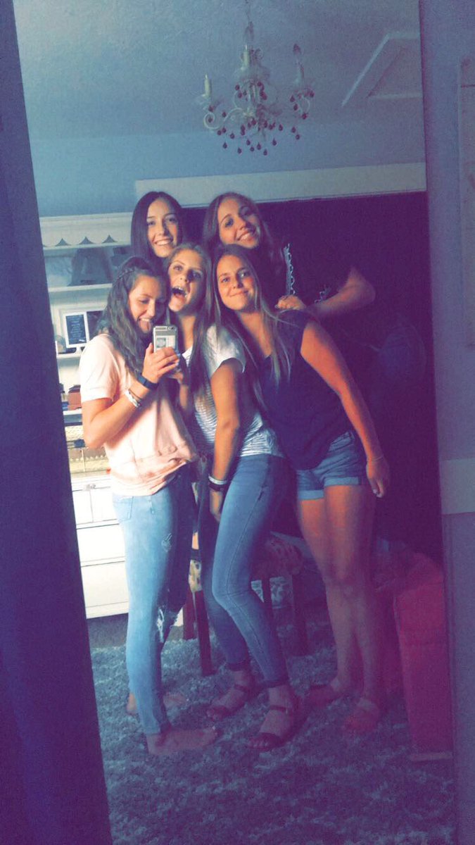 ashtyn_harrison's tweet photo. i don't know what i'd do without them in my life i love them all so much they are amazing. https://t.co/MfaBhD3E5g