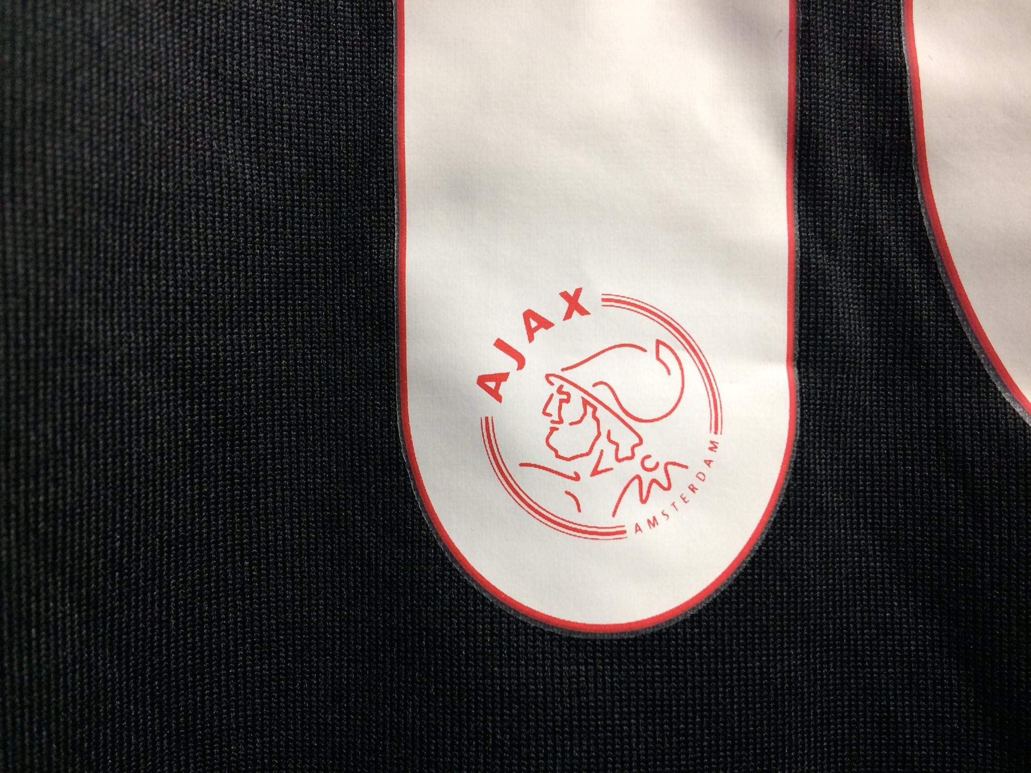 Vintage Sports Pa Twitter 商品情報 吉祥寺店 0422 79 3116 09 10 アヤックス 15 999 バルセロナが誇るmsnのsの人のアヤックス時代 このシーズン リーグ戦33試合で35ゴールをマーク 2位に11ゴール差をつけ得点王を獲得しました Afcajax サッカー