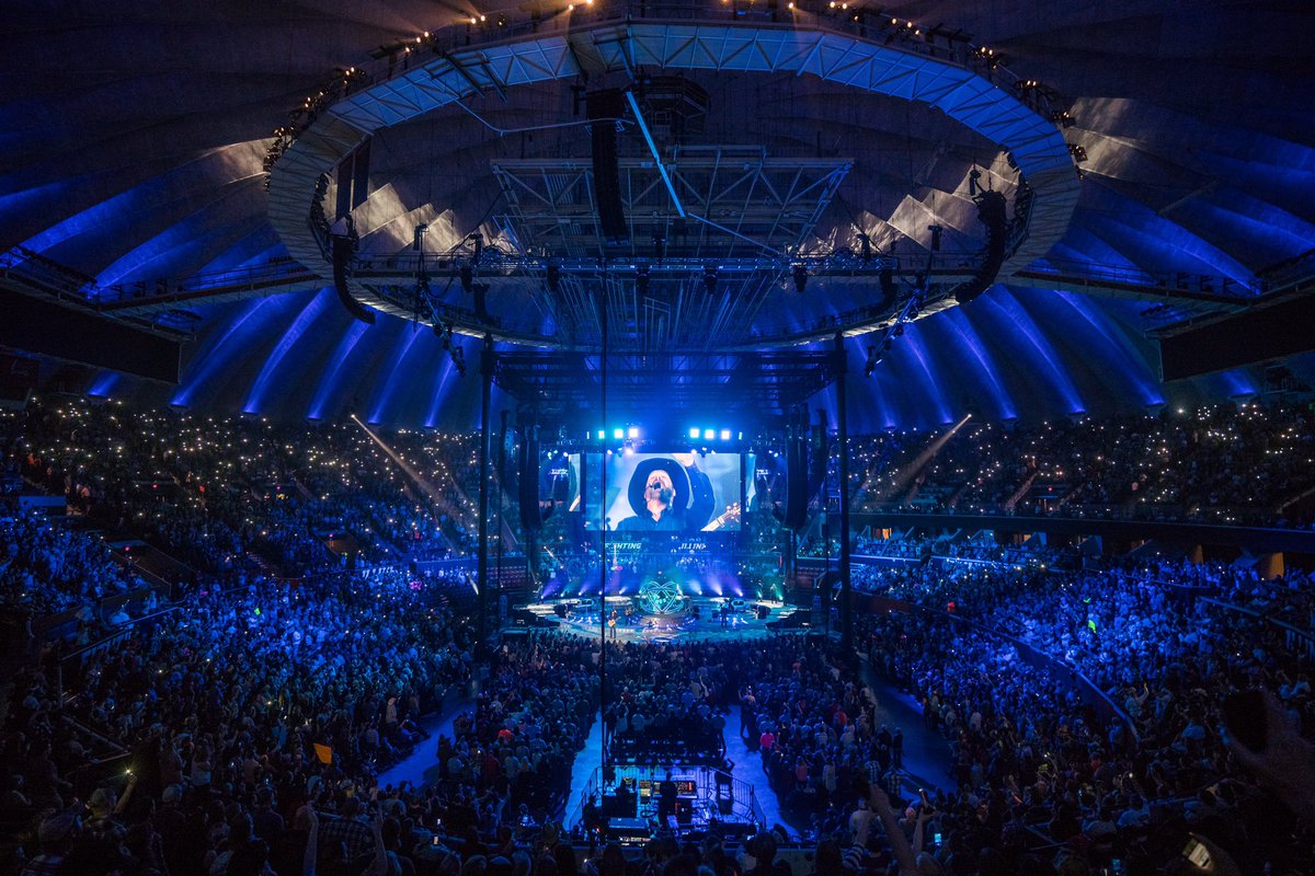 garthbrooks's tweet image. Cheers! CHAMPAIGN 4 shows, 3  days... that was AWESOME!! love, g #GARTHinCHAMPAIGN