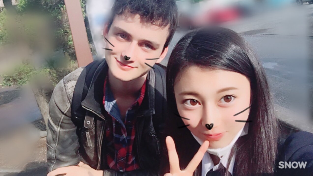 嶋村杏樹 今日はフランスからの留学生リュク君が高校に体験しに来てくれました 私はリュク君のサポート係なのでボディガードみたいになってた 英語と日本語とジェスチャーで会話ができたうちすごぃ リュク君ハリポタにめっちゃ似てるよね